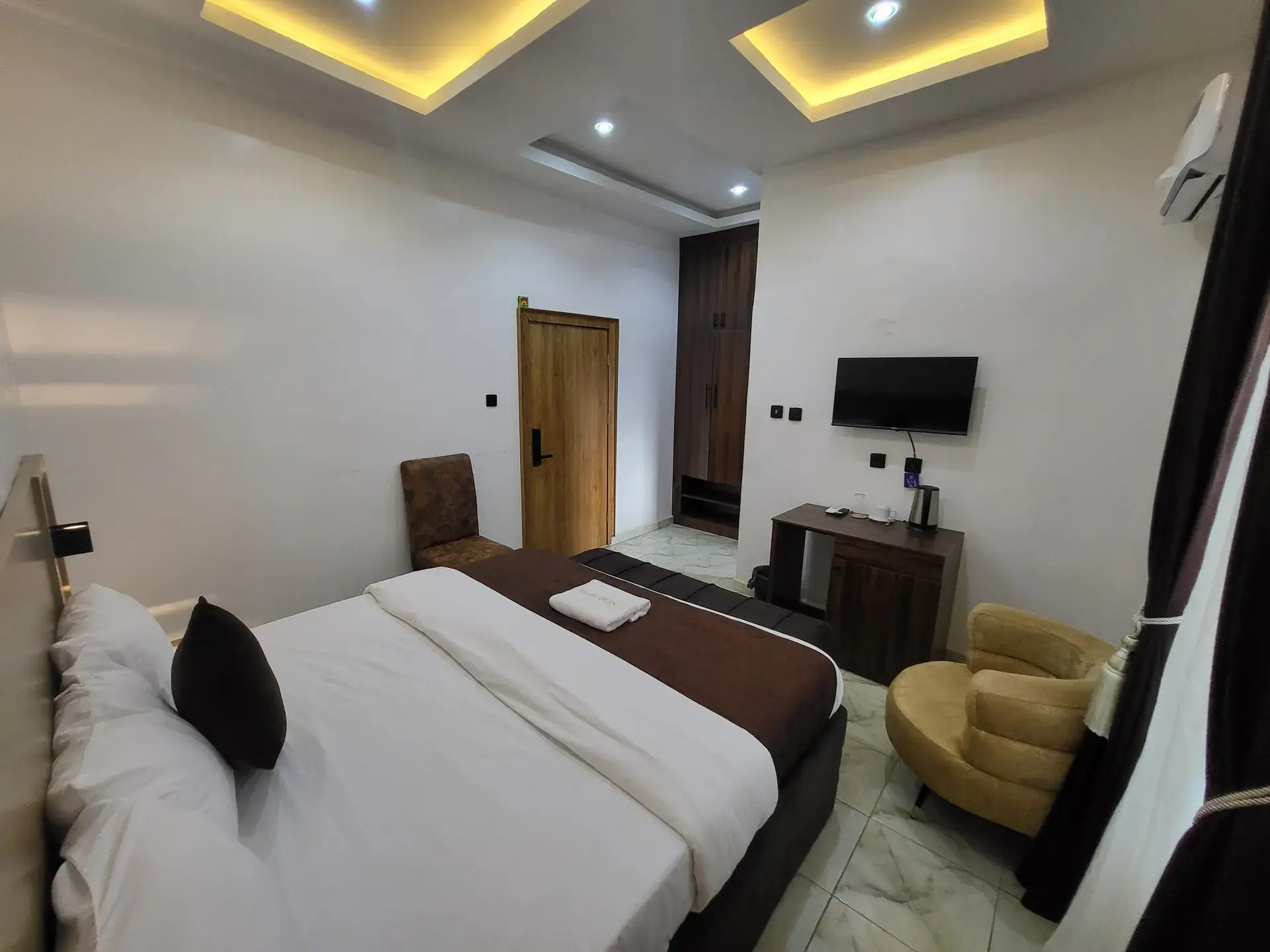 https://pub-ff955b52a60f4b389a6ebb266e2b8bbd.r2.dev/images/First Room Downstairs/20260516_165242.jpg.jpg | Kedo Hotel and Suite